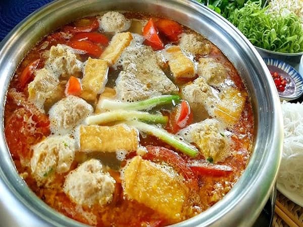 Nấu nước dùng lẩu riêu cua đồng