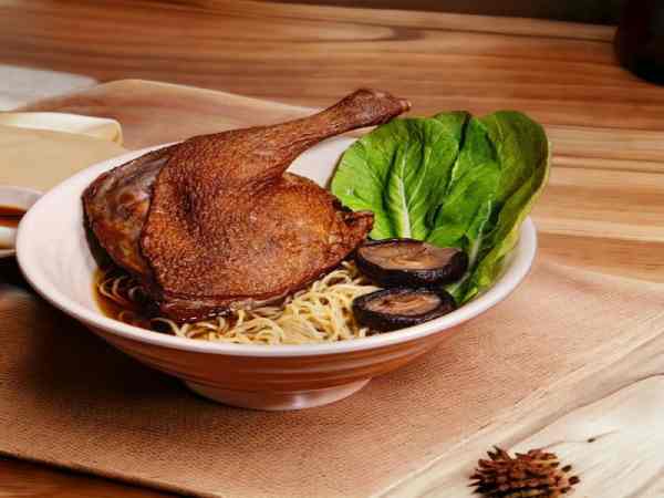 Nét đặc trưng của món mì vịt tiềm Sài Gòn