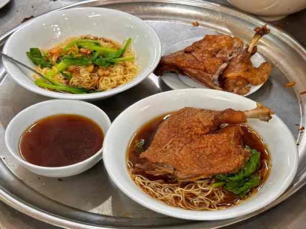 Dìn Chón Mì Gia là quán mì vịt tiềm ngon ở Sài Gòn