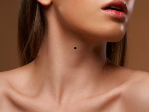 Ý nghĩa của nốt ruồi ở yết hầu phụ nữ