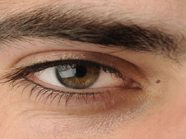 Ý nghĩa nốt ruồi ở khóe mắt phải nam