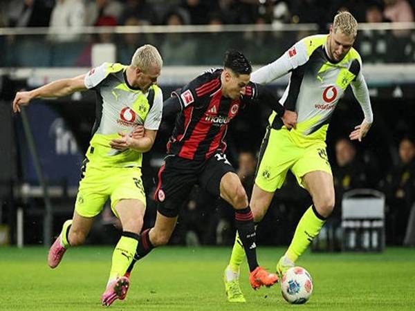 Bóng đá Đức: Dortmund hòa chật vật trước đối thủ Frankfurt