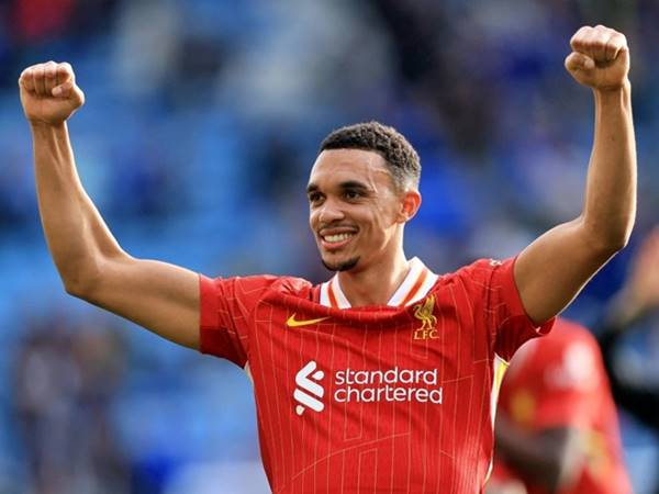 Những màu áo gắn bó cùng Alexander-Arnold