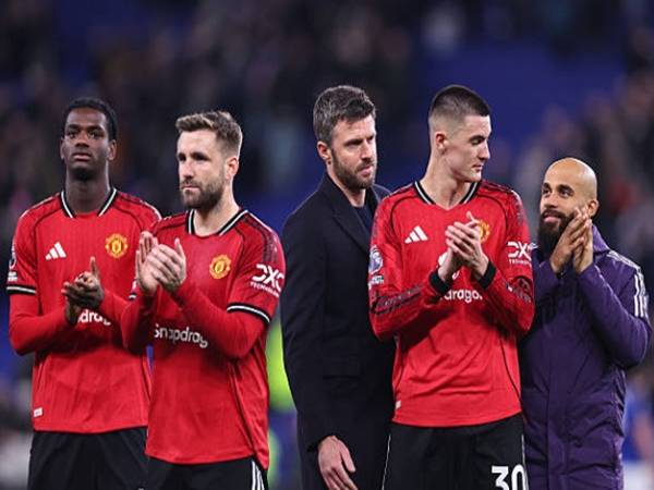 Tin MU: Giữ vững TOP 4 cơ hội để Carrick vững ghế nóng